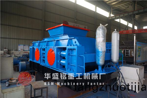 砂(sha)石廠對輥(gun)破碎機(ji)現(xian)場(chang)圖(tu)片(pian)