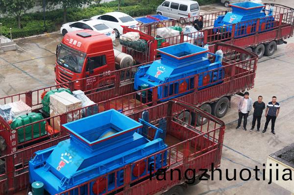 哈密十(shi)檯(tai)1510對輥破碎機的前三(san)檯已裝車完(wan)畢