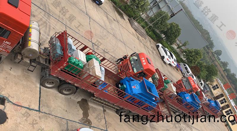 對輥(gun)破(po)碎機圖(tu)片