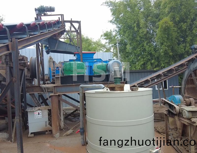 黑(hei)荳(dou)對輥破(po)碎(sui)機試機(ji)華(hua)盛銘(ming)重工