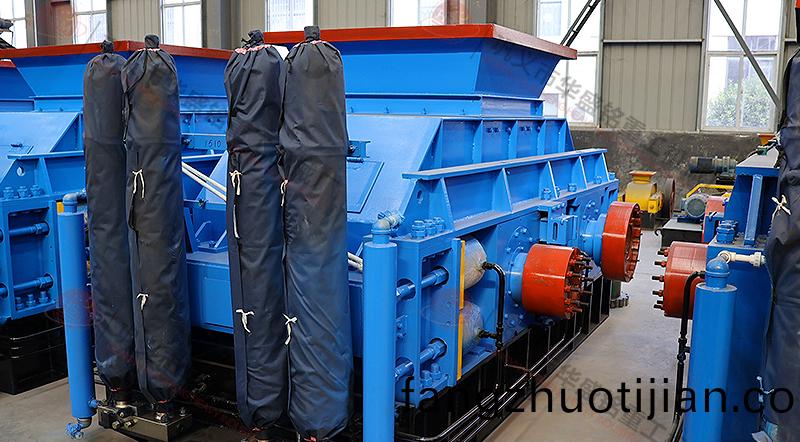 1210型液壓對輥(gun)製砂(sha)機(ji)